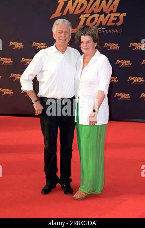 Max Moor mit Ehefrau Sonja Moor bei der Premiere des Kinofilms 'Indiana Jones and the Dial of Destiny / Indiana Jones und das Rad des Schicksals' im Zoo Palast. Berlin, 22.06.2023 Stock Photo