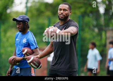 Kevin Byard from the NFL team Tennessee Titans coaches students during a visit to Gladesmore Community School, London. Stock Photo