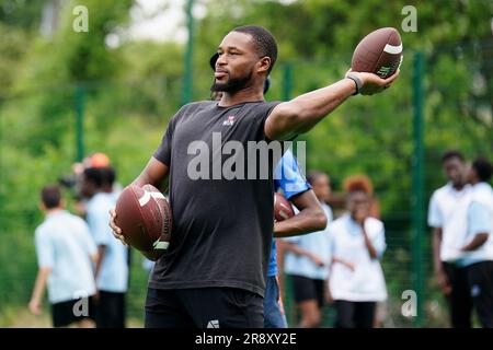 Kevin Byard from the NFL team Tennessee Titans coaches students during a visit to Gladesmore Community School, London. Stock Photo