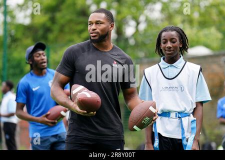 Kevin Byard from the NFL team Tennessee Titans coaches students during a visit to Gladesmore Community School, London. Stock Photo