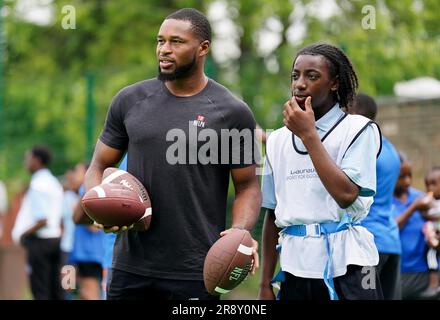 Kevin Byard from the NFL team Tennessee Titans coaches students during a visit to Gladesmore Community School, London. Stock Photo