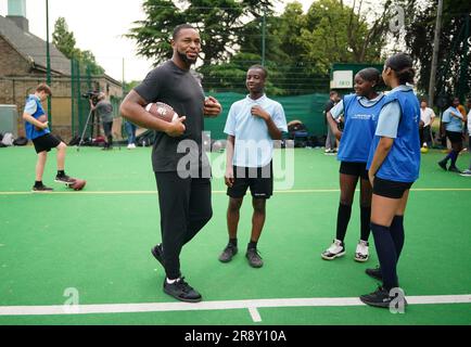 Kevin Byard from the NFL team Tennessee Titans coaches students during a visit to Gladesmore Community School, London. Stock Photo