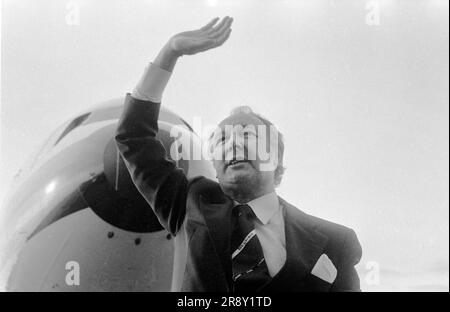 Freddie Laker launched Skytrain - Laker Airways - the inaugural flight took place amongst much hype on 26th September 1977. This was a no frills low fare, budget daily service between London Gatwick and JFK in New York. Photo call before departure to JFK in New York 1970S HOMER SYKES Stock Photo