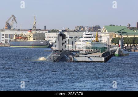 Russian navy attack submarine RFS Dmitrov (B-806) expelling water near the icebreaker Krassin (Красин) & soviet submarine S-189, St Petersburg, Russia Stock Photo