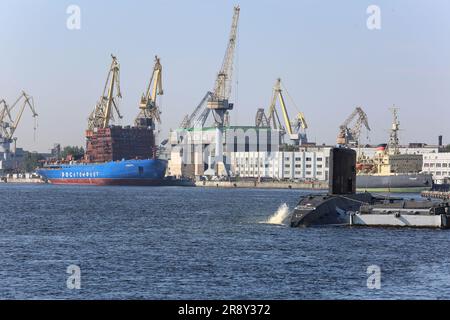 Russian attack submarine RFS Dmitrov (B-806), icebreakers Krassin (Красин) & Sibir (Сибирь), world's largest nuclear powered icebreaker, St Petersburg Stock Photo