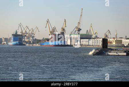 Russian attack submarine RFS Dmitrov (B-806), icebreakers Arktika (Арктика) & Sibir (Сибирь), world's largest nuclear powered icebreaker,St Petersburg Stock Photo
