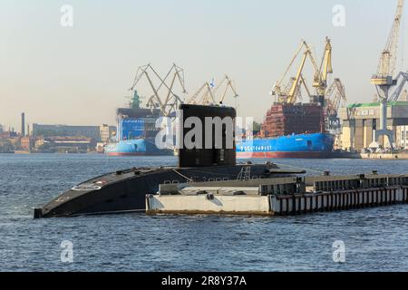 Russian attack submarine RFS Dmitrov (B-806), icebreakers Arktika (Арктика) & Sibir (Сибирь), world's largest nuclear powered icebreaker,St Petersburg Stock Photo