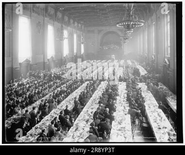 Banquet in Alumni Hall i.e., University Commons, Yale College, between 1900 and 1906. Stock Photo