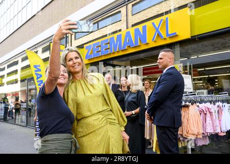 ALPHEN AAN DEN RIJN 23 06 2023 Queen Maxima takes a picture