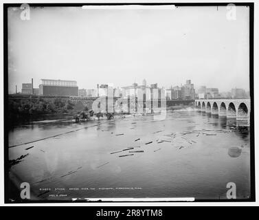Stone bridge over the Mississippi, Minneapolis, Minn., c1905. Panoramic photo shows the Stone Arch Bridge, which carried railroad traffic over the Mississippi River in Minneapolis, Minnesota. Stock Photo