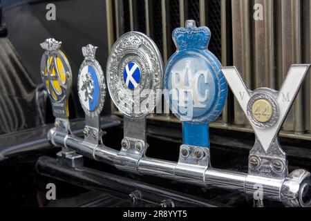 Oldtimer classic car with metal badges of the Royal Scottish Automobile Club on a rack in front of the car grill. Stock Photo