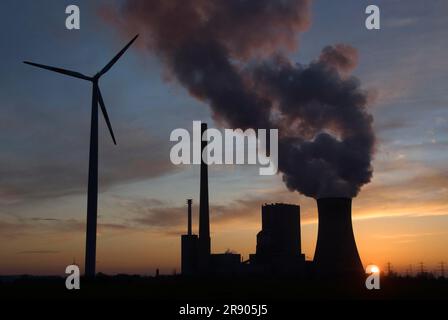 Coal-fired power plant, wind turbine, electricity pylons, Mehrum, Lower Saxony, Germany Stock Photo