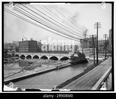 Where the Erie Canal crosses the Genesee, Rochester, N.Y., between 1900 and 1906. The Broad Street Bridge was an aqueduct constructed in 1836 and originally carried the Erie Canal over the Genesee River. On left, Lawyers Co-operative Publishing Company, Burke &amp; White Bookbinders, E.R. Andrews Printing Co. Stock Photo