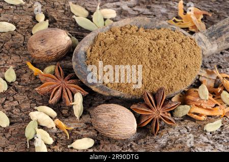 Garam masala powder, ingredients cardamom, cloves, nutmeg, mace, black pepper, cinnamon, ginger, coriander Stock Photo