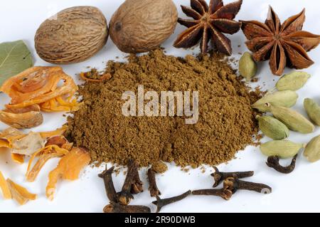 Garam masala powder, ingredients cardamom, cloves, nutmeg, mace, black pepper, cinnamon, ginger, coriander Stock Photo