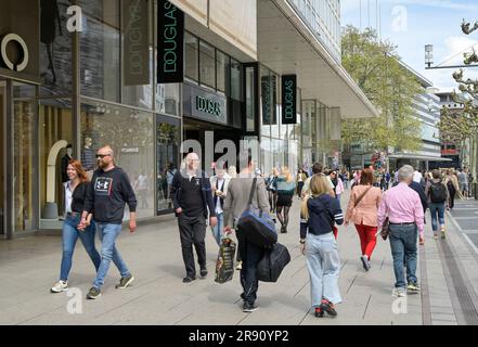 Menschen, Passanten, Einkaufsstraße Zeil, Frankfurt am Main, Hessen, Deutschland Stock Photo