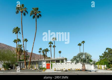 Modern mid-century house architecture and palm trees in Palm Springs, California Stock Photo