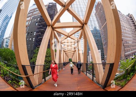 High Line Moynihan connector wooden truss bridge in Manhattan NYC Stock ...