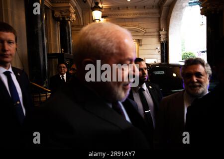Paris, France. 22nd June, 2023. Brazilian president Lula da Silva seen leaving the hotel where he was staying. The president of Brazil Lula da Silva visited Paris for an economic summit with an environmental focus. He was received at the door of the Hotel Intercontinental Paris Le Grand by the Cabaret Gandaia carnival group, founded in Paris. (Photo by Telmo Pinto/SOPA Images/Sipa USA) Credit: Sipa USA/Alamy Live News Stock Photo