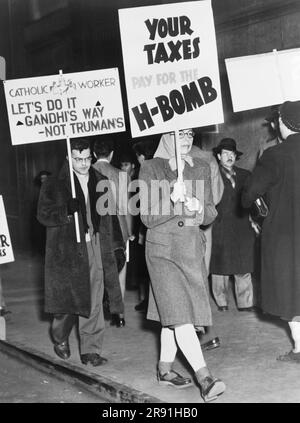 United States:  March, 1950  Protesters picketing against the use of tax dollars for the development of nuclear weapons. Stock Photo
