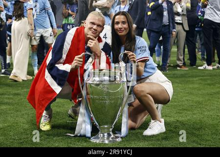 ISTANBUL - (LR) Isabel Haugseng Johansen, Erling Haaland of