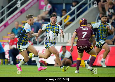 Leeds, UK. 28th May, 2023. Richie Myler #1 of Leeds Rhinos passes the ball to James Bentley #11 of Leeds Rhinos during the Betfred Super League Round 16 match Leeds Rhinos vs Huddersfield Giants at Headingley Stadium, Leeds, United Kingdom, 23rd June 2023 (Photo by Steve Flynn/News Images) in Leeds, United Kingdom on 5/28/2023. (Photo by Steve Flynn/News Images/Sipa USA) Credit: Sipa USA/Alamy Live News Stock Photo