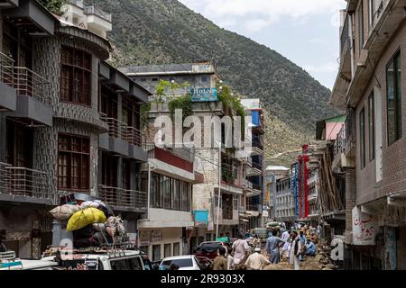 Due to heavy flood in river swat at Bahrain bazar flood damaged the main kalam road which stranded the tourist and their vehicles : Bahrain swat, Paki Stock Photo