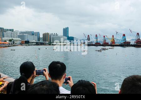 Hong Kong, China. 24th June, 2023. People watch the Hong Kong International Dragon Boat Races. The races are resuming after a 3-year cancellation due to the Covid-19 pandemic (Credit Image: © Keith Tsuji/ZUMA Press Wire) EDITORIAL USAGE ONLY! Not for Commercial USAGE! Stock Photo