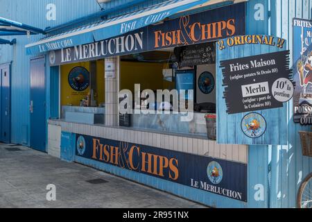 Oleron island: Le Merluchon takeaway fish and chips restaurant, on the fishing port La Cotinière Stock Photo