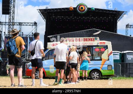 Somerset, UK. 24 June 2023. Warm weather at the Glastonbury Festival at Worthy Farm in Somerset. Picture date: Saturday June 24, 2023. Photo credit should read: Matt Crossick/Empics/Alamy Live News Stock Photo