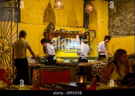 Chefs cooking food in Hai Café Courtyard BBQ & Restaurant in the old town of Hoi An, Vietnam. Stock Photo