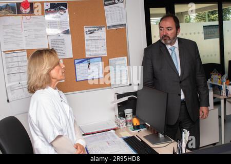 Minister François Braun meets a healthcare worker. François Braun, Minister for Health and Prevention, visits the palliative care unit at Antibes hospital to promote future measures concerning end-of-life legislation. (Photo by Laurent Coust / SOPA Images/Sipa USA) Stock Photo