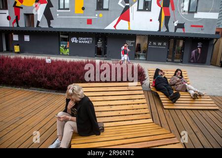 Moscow, Russia. 24th of June, 2023. People relax on a street in Moscow, Russia. Credit: Nikolay Vinokurov/Alamy Live News Stock Photo