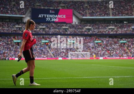 Ella Toone of Man Utd women walks off after being substituted white a record attendance of 77,390 shows on the scoreboard during the Women's FA Cup Fi Stock Photo