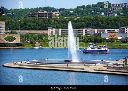 Pittsburgh, PA, USA- May 21, 2023: Riverboat cruise ship Princess approaches the Point State Park Fountain on the Allegheny River. Stock Photo