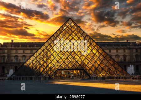 FRANCE. PARIS (75) 1ST DISTRICT. THE LOUVRE PYRAMID AT SUNSET. FACING THE LOUVRE MUSEUM, AND IN THE HEART OF THE COUR NAPOLEON Stock Photo