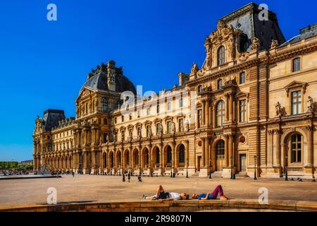 FRANCE.PARIS (75) 1ST DISTRICT. THE LOUVRE MUSEUM.PAVILLON RICHELIEU. TOURISTS REST IN THE COURTYARD NAPOLEON Stock Photo