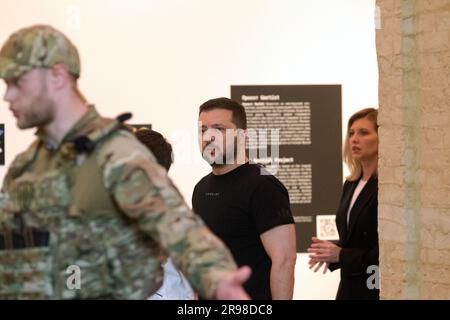 Non Exclusive: KYIV, URKAINE - JUNE 22, 2023 - President of Ukraine Volodymyr Zelenskyy and his spouse Olena Zelenska visit the 11th International Boo Stock Photo