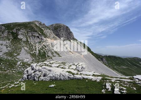 Monte Meta and Passo dei Monaci in the Abruzzo Lazio and Molise National Park, Parco Abruzzo, Molise Stock Photo