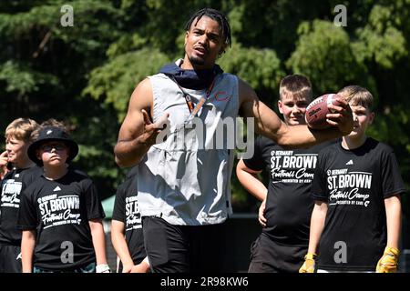 Cologne, Germany. 25th June, 2023. American Football: St. Brown Youth  Football Camp. Equanimeous St. Brown of the Chicago Bears talks with youths  attending the camp. Credit: Federico Gambarini/dpa/Alamy Live News Stock  Photo 