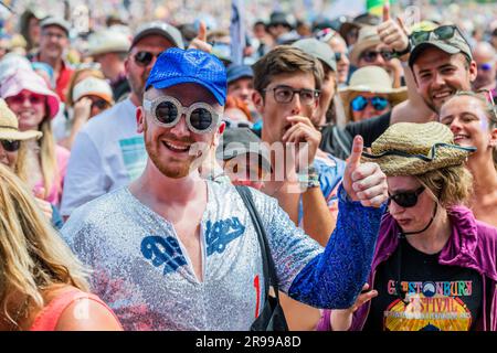 Glastonbury, UK. 25th June, 2023. Fans (many already in Elton John outfits) watch as Sophie Ellis-Bexter plays the Pyramid stage and includes a song as tribute to her husband, guitar player, as it is their wedding anniversary - unday at the 2023 Glastonbury Festival, Worthy Farm, Glastonbury. Credit: Guy Bell/Alamy Live News Stock Photo
