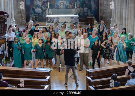 London, UK. 24th June, 2023: Choir performs as part of the Wrenathon vocal music marathon. Marking the tercentenary of the death of Sir Christopher Wren the Wrenathon Vocal Marathon featured performances by 11 community choirs across nine City of London churches, some designed by Wren. Here the Singology Gospel Choir perform in All Hallows by the Tower church. Stock Photo