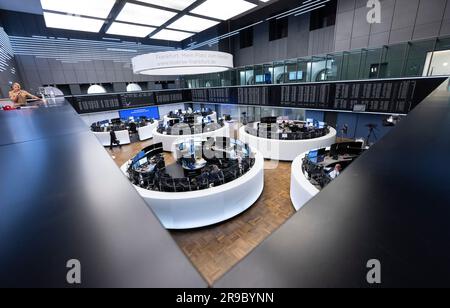 PRODUCTION - 22 June 2023, Hesse, Frankfurt/Main: Stock traders in the trading room of Deutsche Börse. The German benchmark index DAX has existed for 35 years on July 1. Photo: Boris Roessler/dpa Stock Photo