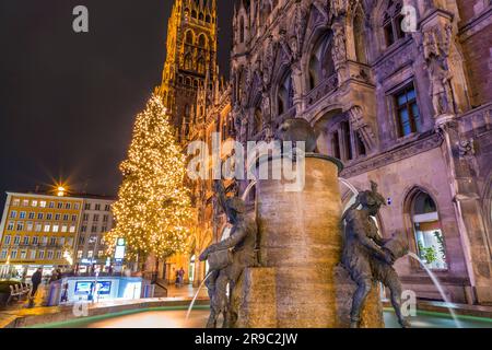 Munich, Germany - December 23, 2021: Fischbrunnen (Fish Fountain) and the Neue Rathaus of Munich (New Town Hall) in Marienplatz, the town square in hi Stock Photo