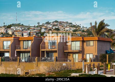 Pismo beach, California, USA-March 2, 2023.  Beachfront Pismo Beach hotels and houses on the hills. Stylish accomadations with ocean view Stock Photo