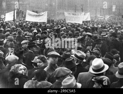 Detroit, Michigan:  1936 Part of the crowd of 100,000 union automobile workers gathered in Cadillac Square to demonstrate against court orders for the eviction of the sitdown strikers. Stock Photo