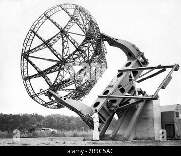 United States:  c. 1955 A scientist adjusting a Bureau of Standards 25 foot diameter radio telescope used to measure radio waves from the sun. Stock Photo