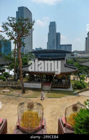 Seoul, South Korea - June 24, 2023: A monk at the Bongeunsa Temple in Seoul, South Korea. Stock Photo