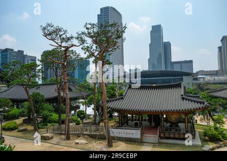 Seoul, South Korea - June 24, 2023: A monk at the Bongeunsa Temple in Seoul, South Korea. Stock Photo