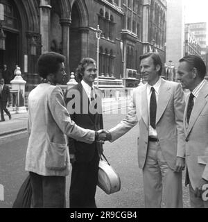 File photo dated 19-06-1973 of Suspended Yugoslav tennis star Nikki Pilic shaking hands with American player Arthur Ashe in the Strand when the high-court hearing of his legal battle to decide wether he can play in this year's Wimbledon championship was due to be resumed. Top stars including defending champion Stan Smith, Rod Laver, John Newcombe, Arthur Ashe and Ken Rosewall stunned the sporting world by turning their backs on the most gilded event in tennis. Issue date: Monday June 26, 2023. Stock Photo